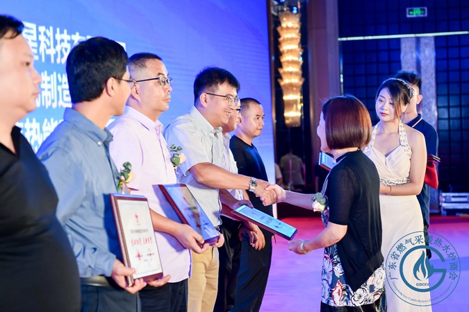 榮耀｜廣東省燃?xì)獠膳療崴疇t商會(huì)2020年會(huì) 羽順連獲十項(xiàng)榮譽(yù)